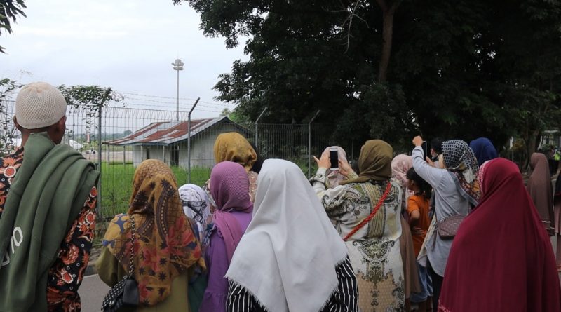Tangis Haru Keluarga Antarkan Keberangkatan JCH Provinsi Jambi