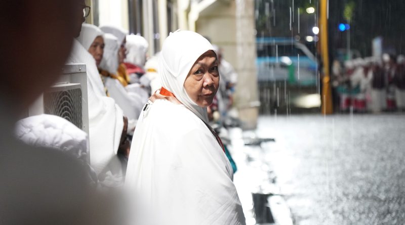 Hujan Iringi Keberangkatan JCH KLOTER BTH 22 Provinsi Jambi ke Tanah Suci Hujan Iringi Keberangkatan JCH KLOTER BTH 22 Provinsi Jambi ke Tanah Suci