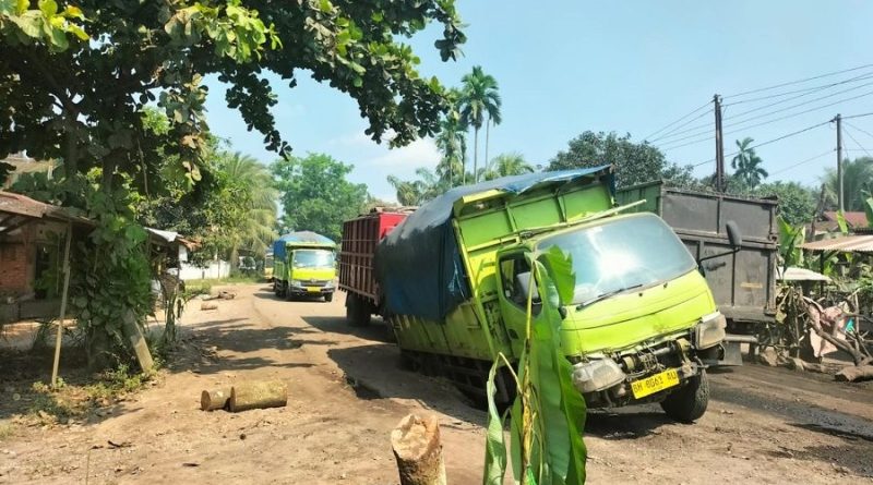 Aktivitas Angkutan Truk Batu Bara di Mestong Sempat Dibokir, Kini Berbuah Kesepakatan Jalan Rusak Segera Ditimbun Aktivitas Angkutan Truk Batu Bara di Mestong Sempat Dibokir, Kini Berbuah Kesepakatan Jalan Rusak Segera Ditimbun