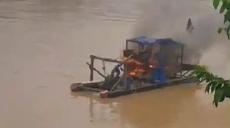 Polisi Razia PETI di Kabupaten Tebo, Diduga Tujuh Mesin Dompeng Dibakar Polisi Razia PETI di Kabupaten Tebo, Diduga Tujuh Mesin Dompeng Dibakar