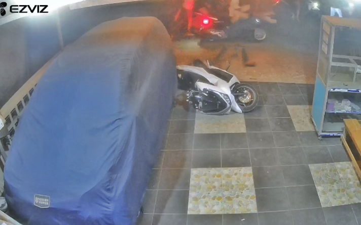Aksi Penyerangan Puluhan Pengendara Bersenjata Tajam di Warung Sembako di Kabupaten Muaro Jambi Terekam Kamera CCTV Aksi Penyerangan Puluhan Pengendara Bersenjata Tajam di Warung Sembako di Kabupaten Muaro Jambi Terekam Kamera CCTV