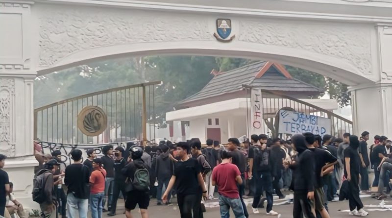 Unjuk Rasa Aliansi Rakyat Jambi Marah Memanas, Massa Robohkan Pagar Kantor Gubernur dan Blokir Jalan